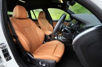 上質なヴァーネスカ・レザーで仕立てられたシート。カラーは写真の「コニャック」のほか、「ブラック」または「モカ」が選べる。