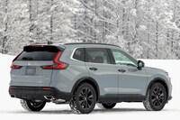 やや丸みを帯びていた従来型より、現行型はスクエアでSUVらしい意匠に刷新。車体色は試乗車の「スレートグレーパール」を含む5種類が用意される。