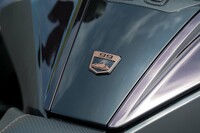 車名の「SEA-TO-SKY（シートゥースカイ）」は、風光明媚（めいび）なロケーションで知られるカナダ・ブリティッシュコロンビア州の高速道路、99号線の愛称「Sea to Sky Highway」にあやかったものだ。