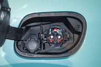 一充電走行距離は493km（WLTCモード）。普通充電および急速充電に対応する。充電口を左リアフェンダーに配置している。