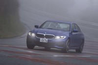 トレッドは、これまでよりもフロントで43mm、リアは21mm拡大。フロントセクションの剛性を50％高めるとともに重心を10mm下げるなどして、走行性能の向上が図られた。