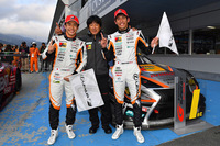 ニューマシンでGT300クラスを制したLM corsa。写真左から、坪井 翔、影山正彦総監督、中山雄一。