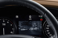 「ナイトクルーズエディション」の特別装備となる「ナイトビジョン」。メーターパネル内のディスプレイに赤外線映像を映し出す機能で、サーマルテクノロジーによって人や動物を検知すると、警告を発してドライバーに注意を促す。（写真：ゼネラルモーターズ）