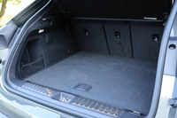 荷室容量は、5人乗車の通常使用時で540リッター。40：20：40に分割できる後席の背もたれをすべて前方に倒すと最大1348リッターに拡大できる。