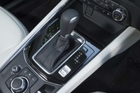 トランスミッションは6段ATのみの設定。シフトレバーの右側には、ドライブモードセレクターが設置される。