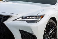 特徴的な3眼ヘッドランプも、従来のものに比べ光源が小さい新デザインへと改められた。