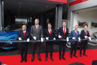 「ニコル・コンペティツィオーネ プレオウンドショールーム＆サービスセンター」のオープニングセレモニーの様子。写真右から3番目がニコル・コンペティツィオーネおよびニコル・レーシング・ジャパンの代表職務執行者社長ミヒャエル・ヴィット氏。