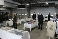 自動車イベントではお約束のグッズ販売も。こうしたコーナーもクルマ好きなら見逃せない。