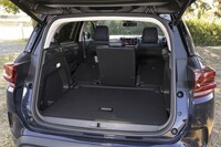 後席が3座独立タイプのため、両端の背もたれを倒して中央を残すこともできる。スキー板を2組積むような場合はぶつかり合わないので便利かもしれない。