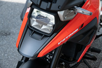 “クチバシ”と呼ばれる、フロントカウルと一体となった泥よけ。昨今のオフロードモデルやアドベンチャーモデルではおなじみの装備だが、他社に先駆けてこれを採用したのはスズキだった。