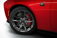 「デイトナ スキャットパック」には、オプションでハイグリップタイヤ「グッドイヤー・イーグルF1スーパーカー3」も用意されている。サイズは、前が305/35ZR20、後ろが325/35ZR20。