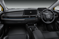 水平基調のシンプルなダッシュボード上に液晶画面が並ぶ新型「プリウス」のコックピット。