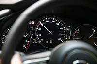 道路標識から制限速度を読み取ると、スピードメーターの当該速度の部分が赤くなる仕掛け。速度超過すると、その部分も赤くなる。