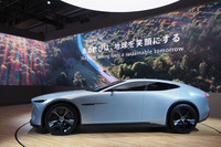 「マツダ・ビジョンＸクーペ」は、全長×全幅×全高＝5050×1995×1480mm、ホイールベース3080mmという大型の4ドアクーペだ。