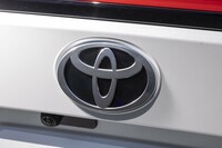 リアのトヨタエンブレムは内部がブラックで埋められている。ブルーがあしらわれたハイブリッド車などとは異なる表現にチャレンジしている。