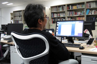 “webCG編集部の丹波哲郎”ことデスク竹下。常日頃から「残留思念を感じる」「悪い気が溜（た）まっている」などのスピリチュアルな発言を繰り返す御仁である。