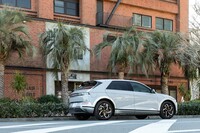 「アイオニック5」の価格帯は479万円～589万円。カーシェアプラットフォームのAnycaが2022年内に100台を導入し、DeNA SOMPOカーライフとの協業でサブスクリプション商品を展開するという試みも予定されている。