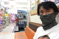 カー用品店で、エリート特急こと先代「BMW 320d」の診断結果を待つ。