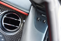 Aピラーの付け根には、ドアのクローズボタンとトランクリッドのオープナーがレイアウトされる。