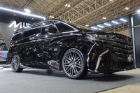 数ある新作のなかでも一押しなのが「RMP 029F」。装着車である新型「アルファード」にもマッチしている。