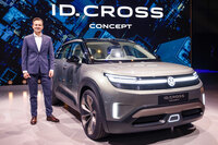 フォルクスワーゲンのトーマス・シェーファーCEOと「ID.クロス コンセプト」。