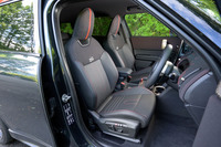 シート表皮は人工皮革の「べスキン」が主体で、肩から上の部分にはダッシュボードと同じ風合いのファブリックが使われている。着座位置はかなり高め。