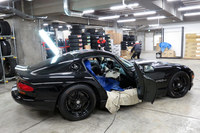 オーディオピットで作業を受けるわが「バイパー」。作業箇所を照らすための巨大な照明がまぶしい！