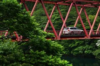 ボディーカラーは試乗車の「パーチライトメタリック」を含む全6色がラインナップされる。