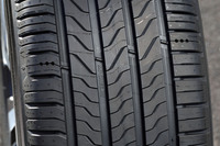 ミシュランが誇る「サイレントリブ テクノロジー」は、「プライマシー5」において一段と進化した。3本のセンターリブの横溝（写真で斜線に見える部分）の両端について形状を最適化することで、耳に伝わる“不快なノイズ”を低減させている。
	 