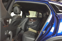 「GLC350e 4MATICクーペ スポーツ」の後席。身長163cmの記者が座った際には頭上に握りこぶし1つ分の余裕があった。