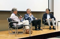 現在まで続いているプログラムである「トークセッション」。初回のゲストのひとりがジウジアーロ氏と共にイタルデザインを設立した宮川秀之氏（中央）だった。10回目のゲストにジウジアーロ氏を迎えたことを思うと感慨深いものがある。