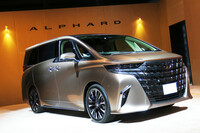 巨大化の一途をたどる高級車のフロントグリル。一足早くにそれを実践した「トヨタ・アルファード」は、偉大なる先駆者（車）……なのか？