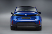 新型「i3」のリアまわり。水平に配置されたテールランプや大きく張り出したホイールアーチ、フロントと同様に車体センターの谷にエンブレムを配置するのも、新型i3におけるエクステリアデザインのポイントだ。