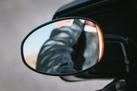 「ブラインドスポット・ワーニング」の警告は、ミラーのインジケーターで行う。