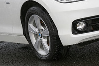 会場では、ランフラットタイヤの空気を抜くデモンストレーションも行われた。空気が抜けても一定の厚みを保っている。