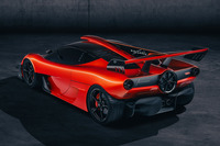 ハイパーカーやスーパーカーには、派生モデルとしてオープン仕様や高性能バージョンが設定されるのが通例。「T.50」にもサーキット専用の高性能モデル「T.50sニキ・ラウダ」が25台限定で設定された。