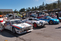 「アルピーヌA110」（写真右端）や「ランチア・ストラトス」（右から2番目）など、往年の名車もちらほら。左に見える「ランチア037ラリー」には、大会参加特別賞が与えられた。