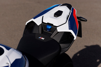 シート高は840mmが標準で、オプションでローシート仕様やハイシート仕様、ピリオンシートなどが用意される。