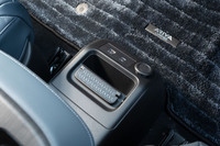 最新のモデルらしくコネクティビティ―は充実、ワイヤレスチャージャーが標準装備されるほか、USBポート（Type-A、Type-C）が前席用と後席用にそれぞれ装備される。