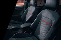 「ゴルフGTIパフォーマンス」はマイクロフリースの専用シートトリムを採用する。