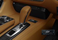 松山英樹選手のサインとシリアルナンバー入りのプレートが貼られる。