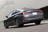 
	静粛性と空力性能が徹底的に追求された新型「ES」。リアコンビランプやリアバンパー下部の形状も、それらの向上に寄与しているという。
	