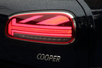 英国旗をモチーフにしたリアコンビランプ。これら灯火類に加え、外観では空気抵抗に配慮した新デザインのドアミラーキャップも、従来モデルとの違いとして挙げられる。