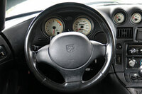 微妙な“右流れ”が再発したわが「バイパー」。以前ほどではないが、写真ぐらい左にハンドルを切っていないと、真っすぐ走ってくれない。