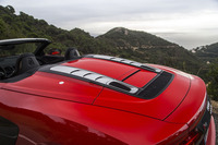 540psの5.2リッターV10エンジンがキャビンの背後に搭載される。「R8クーペ」には設定される610ps版は用意されない。