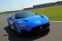 『CAR GRAPHIC』2021年12月号発売　マセラティの新世代スーパースポーツに乗る