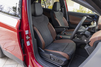 シートの表皮はマイクロフリースとレザレットの組み合わせ。電動調整機構は「プロ」のみに備わっている。