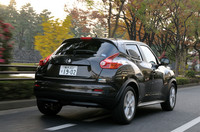 「アーバンセレクション」はフロントグリルがガンメタリック塗装となるほか、メタリックな光輝モールのバックドアフィニッシャーやエキゾーストフィニッシャーが装着される。