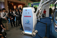 リーフから住宅へ給電する際に中心的な役割を果たすPCS。“逆向き”の充電もこれ1台でこなす。実用化の際はひとまわり小さくなるという。