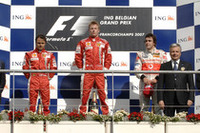 キミ・ライコネン（中央）、2位フェリッペ・マッサ（左）、3位フェルナンド・アロンソ（右）を従え、スパで3連勝を達成した。（写真＝Ferrari）
